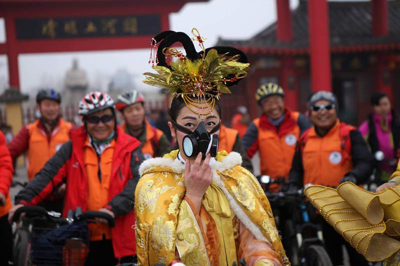 “宋徽宗”携“皇后”戴防毒面具骑单车呼吁低碳出行减少雾霾