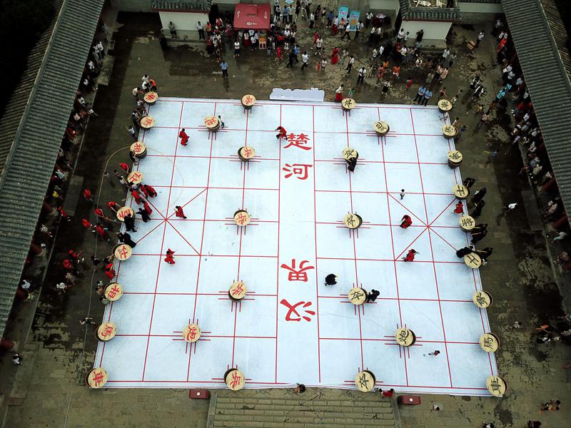 天太热：民众穿汉服当棋子500平米巨型棋盘湿身“厮杀”
